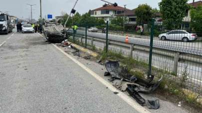 Bariyerlere Çarpan Otomobil Takla Attı