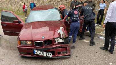 Belediye otobüsü ile çarpışan otomobil paramparça oldu