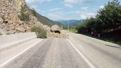 Heyelan nedeniyle dağdan kopan kaya parçaları yolu kapattı