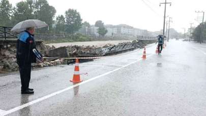 Deprem değil sel yolu bu hale getirdi