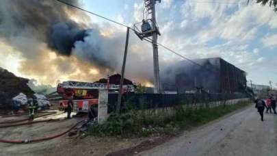 Kocaeli’de geri dönüşüm fabrikasında yangın
