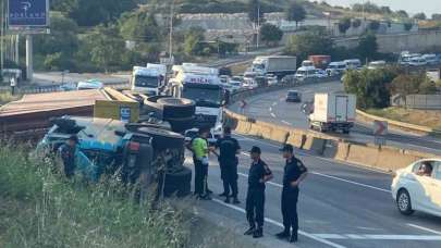 Kocaeli’de devrilen tırdan fırlayan sürücü öldü
