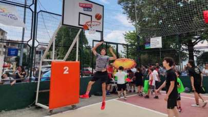 Gölcük Sahili’nde heyecan sırası sokak basketbolunda
