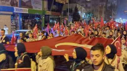 Büyük Taarruz’un yıl dönümünde yüzlerce kişi fener alayında buluştu
