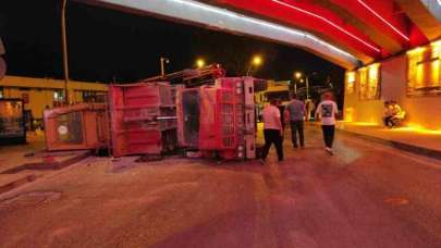 Buldozer yüklü kamyon alt geçidin tavanına çarpıp devrildi
