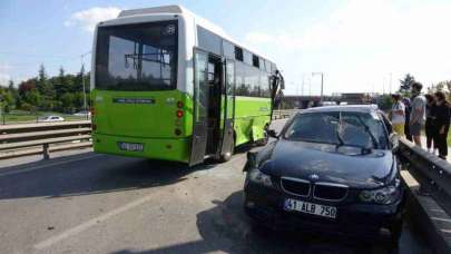 Kocaeli'de Otomobil ile Halk Otobüsü Çarpıştı 3 Yaralı var