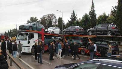 Kocaeli Haber: İçinde Sıfır Araçlarında Olduğu Tır Makaslama Yaptı! 