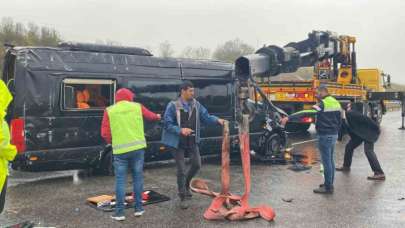 Kocaeli'de Minibüs ile Otomobil Çarpıştı!