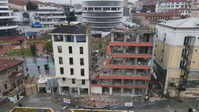 İmaret Meydanı Projesi’nde 2 Binanın Yıkımına Başladı