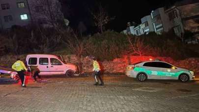 Alkollü sürücü önce polis aracına, sonra ağaca çarparak durdu: 2 gözaltı