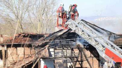 Sakarya'da İki Katlı Müstakil Ev Alevler İçinde Yandı