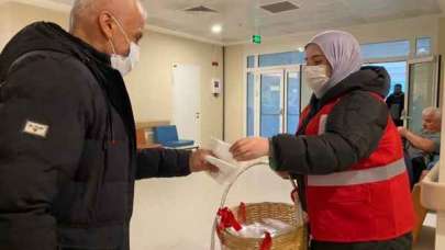 Kızılay Gönüllüleri Maske Dağıtımı Yaptı