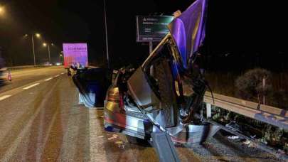 Polislerin içinde bulunduğu otomobil tıra çarptı: 1 ölü 2 yaralı