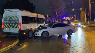 Kocaeli’de Servis Minibüsü Otomobille Çarpıştı: 4 Yaralı!