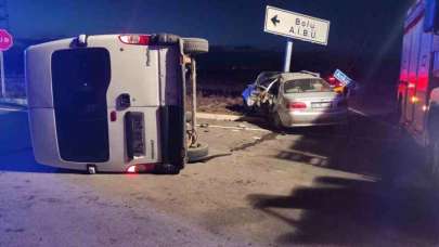 Bolu’da Minibüs İle Otomobil Çarpıştı: Araçta Sıkışan Sürücü Yaralandı! 