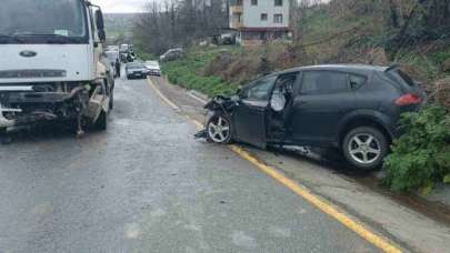 Sakarya'da Trafik Kazası: Araba Parçalandı!