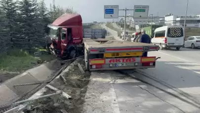 Bariyeri biçen tır makaslayarak su kanalına girdi: 1 yaralı