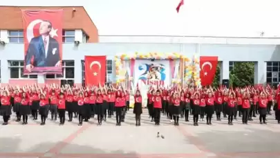 Derince'de Coşkulu 23 Nisan Kutlamaları... Dev Türk Bayrağı Açtılar!