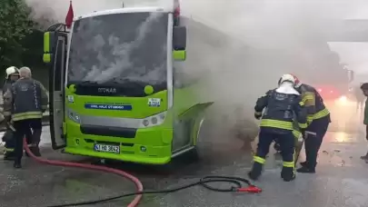 İzmit'te Halk Otobüsünden Dumanlar Yükseldi...