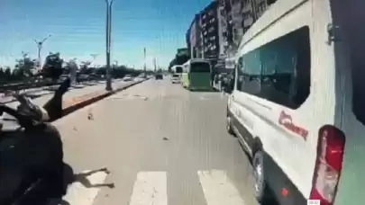 Kocaeli İzmit'te Otomobil Yayaya Yaya Kaldırımda Çarptı...