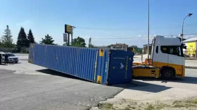 Düzce’de kavşakta U dönüşü yapan tırın taşıdığı konteyner yola düştü.