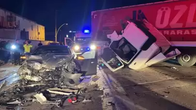 Başiskele'de Feci kaza, tırın kabini koptu: 1’i ağır, 6 yaralı