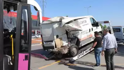 Sakarya Erenler'de Kontrolden çıkan özel halk otobüsü otomobil ve minibüsü biçti: 1 yaralı