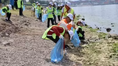 Körfezliler Kolları Sıvadı... Yarımca Sahili'nde 150 Kilogram Atık Toplandı