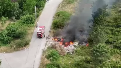 İzmit'te Yol kenarına bırakılan atıklar yangına sebep oldu