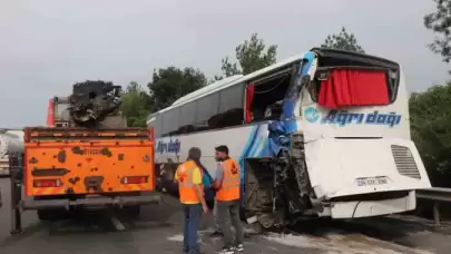 Sakarya'da Park Halindeki Otobüse Tır Çarptı