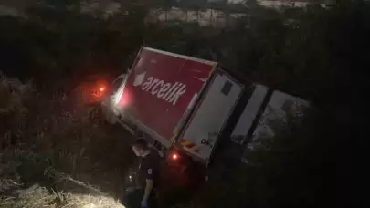 Gebze'de Arçelik Kamyonetin Freni boşaldı Araç Uçuruma Yuvarlandı...