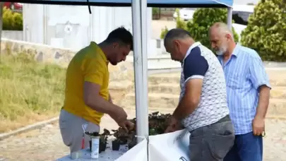 Kocaeli Büyükşehir Belediyesi, arife günü il genelindeki mezarlıkları ziyarete gelen vatandaşlara, 20 bin çiçek dağıttı