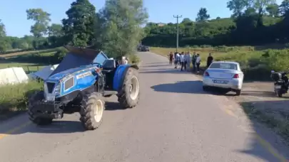 Sakarya'da Otomobil -Traktör Çarpıştı