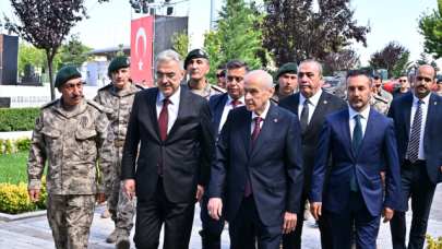 Özel Harekat Başkanı, Devlet Bahçeli'nin Elini Öptü