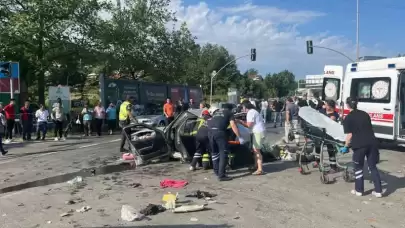 Kocaeli'de Kamyon Ve 2 Otomobilin Karıştığı Kazada Can Pazarı: 4 Yaralı