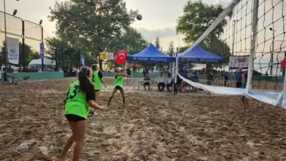 Gölcük’te Plaj Voleybolu Turnuvası Başladı