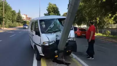 Derince'de Kaza Kamyonet Aydınlatma Direğine Saplandı: 1 Yaralı