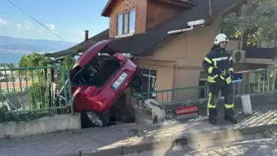 İzmit’te Dehşet Anları! Otomobil Merdivende Çakılı Kaldı, Herkesin Yüreği Ağızlarda!