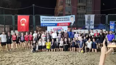 Gölcük’te Plaj Voleybolu Çekişmeli Anlara Sahne Oldu