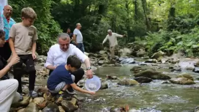 Kocaeli'de 8 Bin Kırmızı Benekli Alabalık Doğaya Salındı