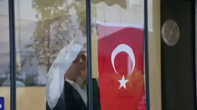 Kocaeli'nin 12 İlçesinde 25 Bin Türk Bayrağı Dağıtıldı! Cumhuriyet Bayramı Heyecanı Sokaklarda Yaşanıyor