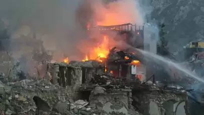 Hatay'da Çıkan Yangında Ahşap Bina Kül Oldu