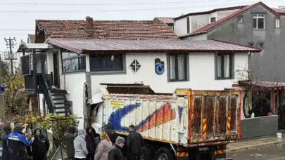 Sakarya'da Kaza! Serdivan’da Kontrolden Çıkan Hafriyat Kamyonu Eve Girdi