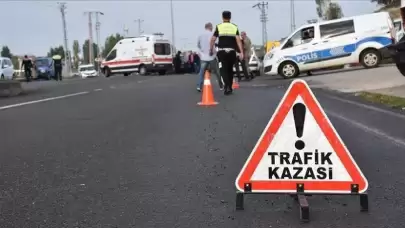 Hatay – Adana Otobanında Kaza! Kamyon Fren Arızası Nedeniyle Bariyere Çarptı