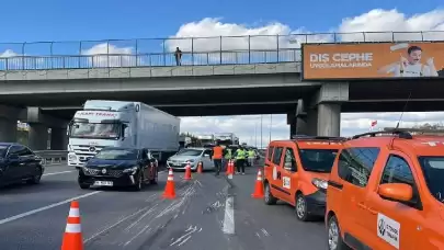 Anadolu Otoyolu Kocaeli Kesiminde Kamyon Devrildi! Trafik Durma Noktasına Geldi