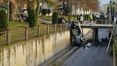 Kocaeli’nde Otomobil Kanala Düştü! Sürücü Yaralandı