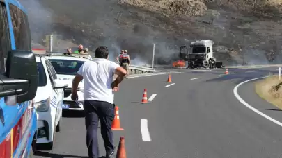 Erzincan'da Seyir Halindeki Tırın Alev Alev Yanması Paniğe Neden Oldu