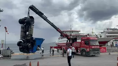 Kocaeli'de Freni Arızalanan Tır, Denize Uçtu!