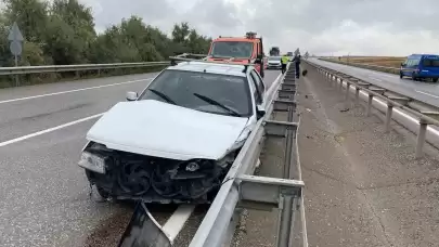 Sivas'ta Feci Kaza: Kontrolden Çıkan Otomobil Bariyerlere Çarptı, 3 Kişi Yaralandı!