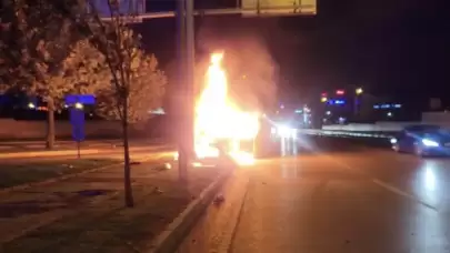 Talihsiz Sürücü Refüje Çarptı Aracı Alevler Sardı Ve Sürücü Camdan Fırladı